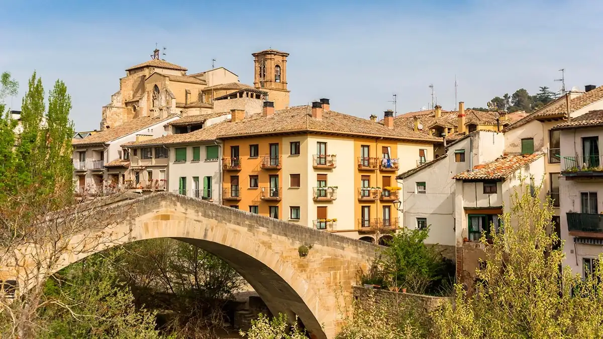 Casco histórico medieval de Estella-Lizarra con arquitectura románica navarra