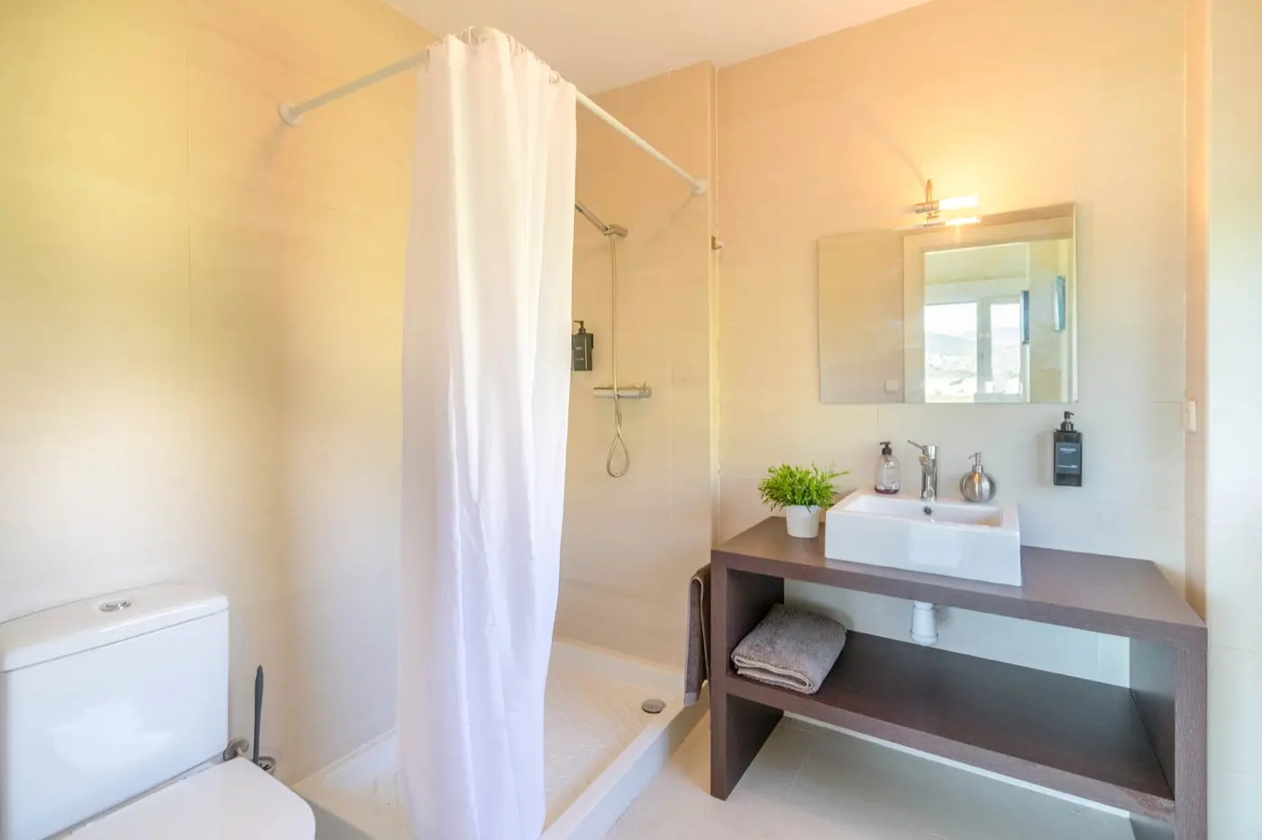 Baños completos con ducha o bañera en Casa Rural Gazaga