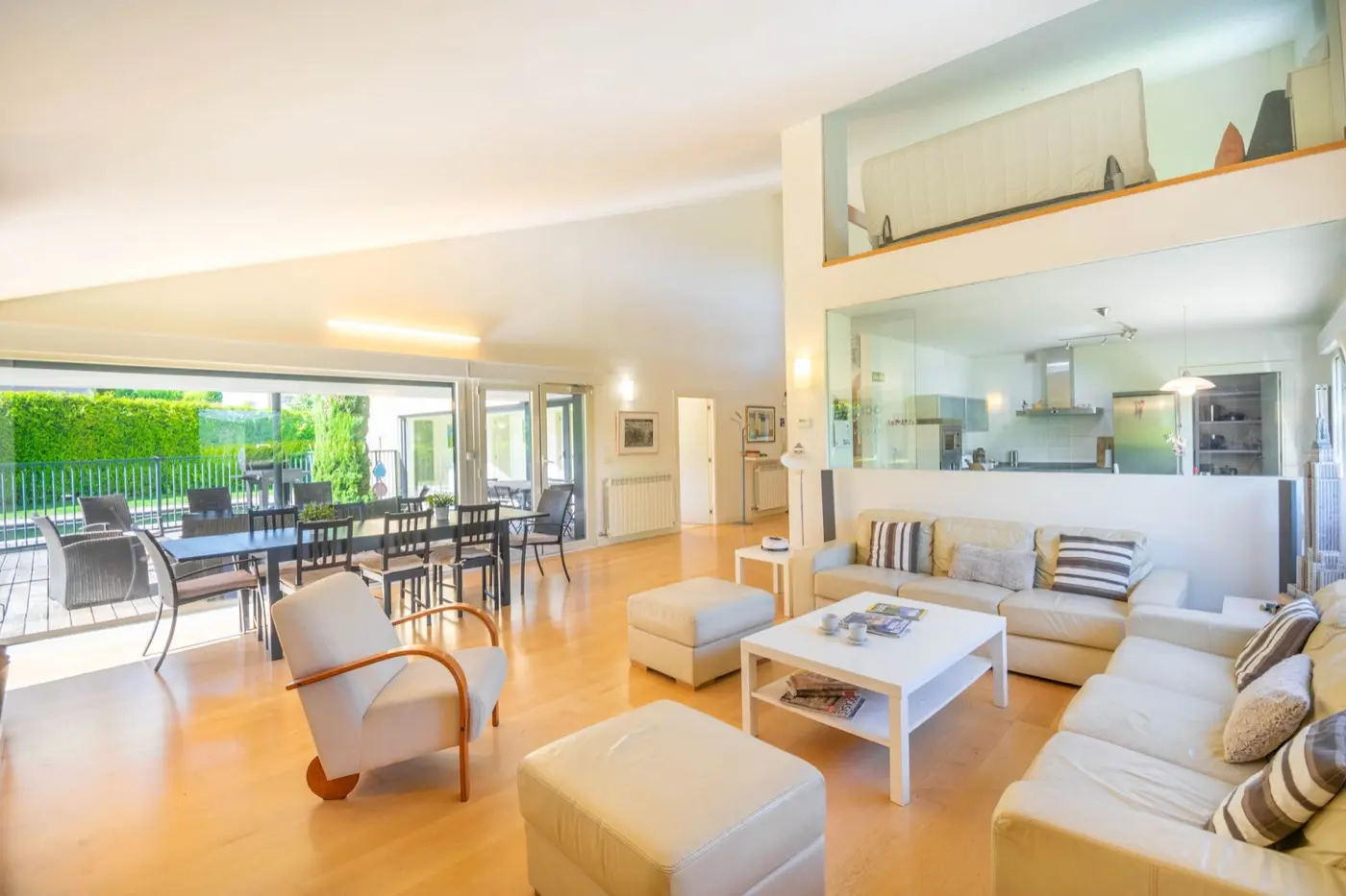 Salón comedor con fogón y cristalera al jardín en Casa Rural Gazaga