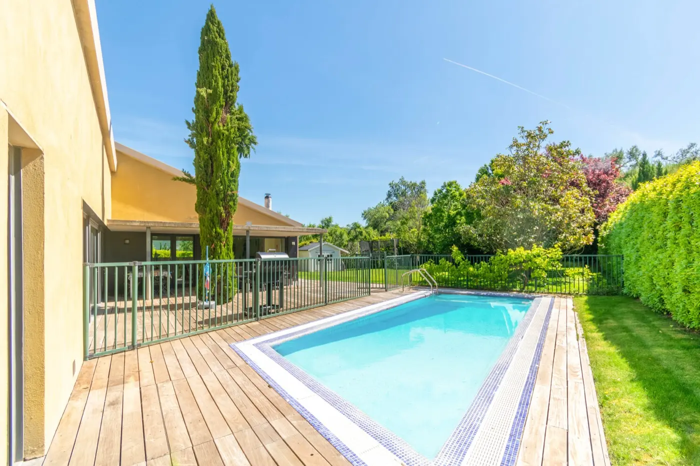 Casa Gazaga con jardín en primavera